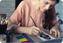 Imagem ilustrativa mostrando uma jovem pintando um quadro