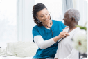 Imagem ilustrativa com profissional da saúde cuidando de uma paciente idosa